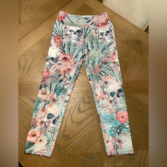 EVCR Evolution and Creation Skull and Floral Palm Trees Capri Leggings - Picture 1 of 7
